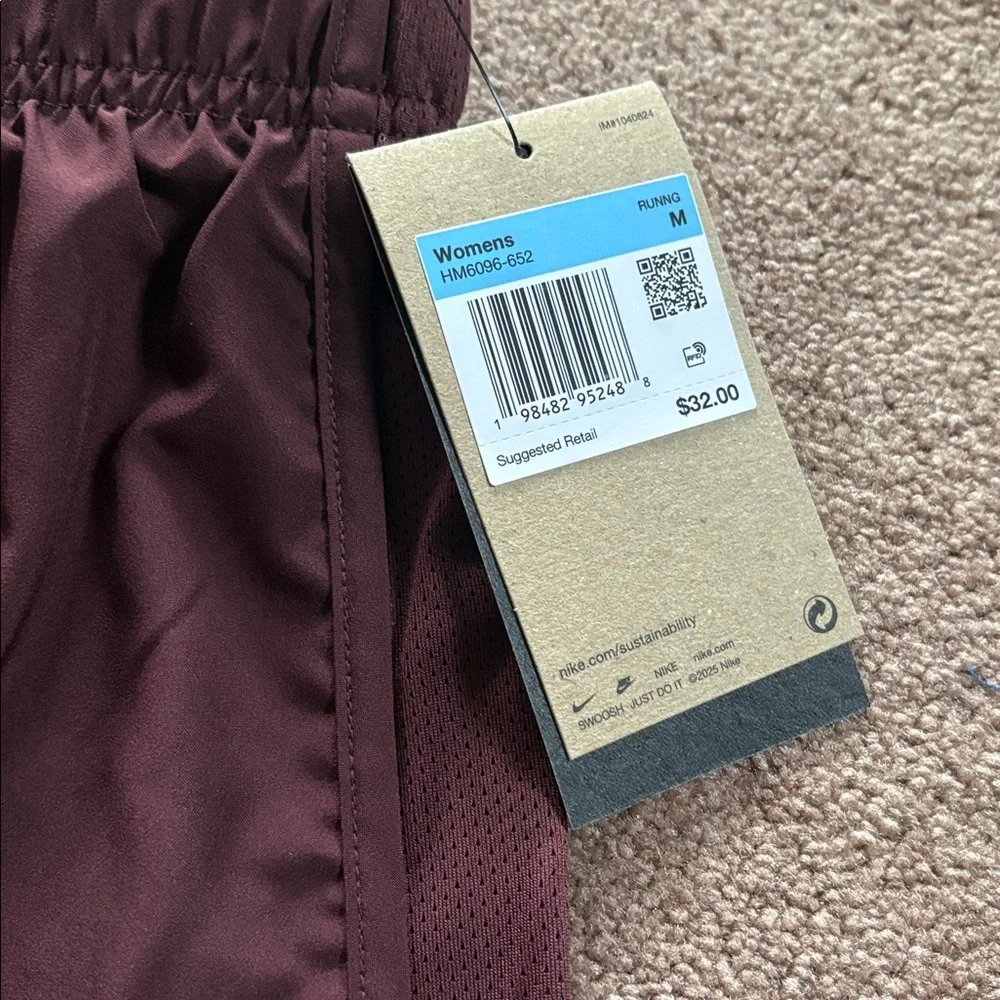 Nike women’s Tempo running shorts medium NWT - Picture 2 of 2